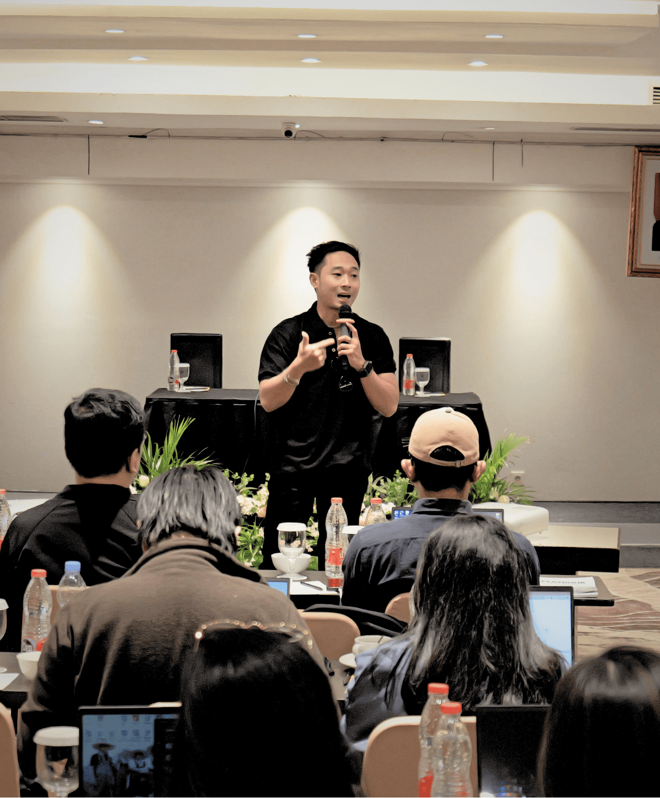Freddie Kashawan berbagi strategi AI business di depan peserta